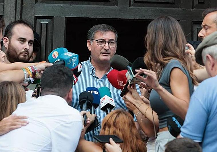 El padre Antonio frente a la iglesia Divina Pastora de Motril.