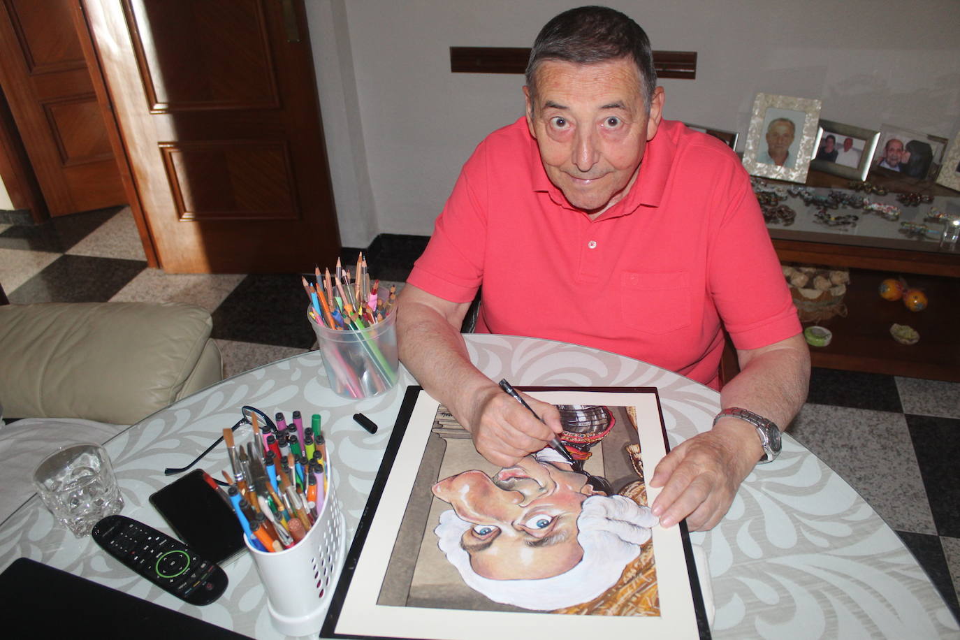 Juan Hervás es un dibujante vocacional, autodidacta, ilustrador, pintor, investigador histórico y caricaturista.