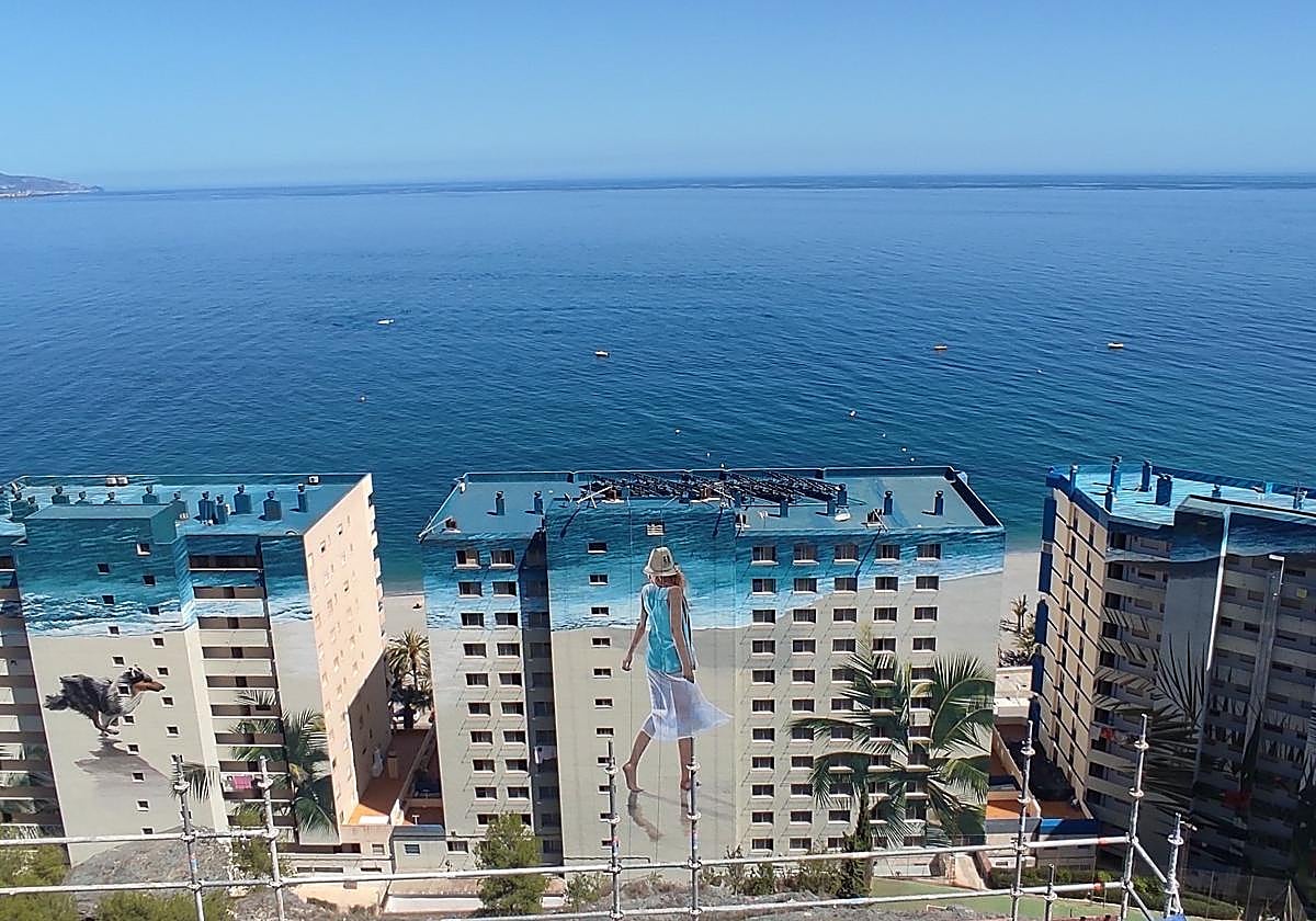 Mural finalizado en la playa de Velilla