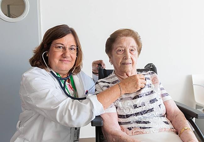 La doctora Pilar Giner y María Luisa Ruiz, paciente crónica.