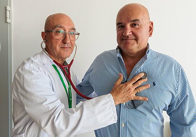 El doctor Ángel Ceballos y el paciente José María Morales.