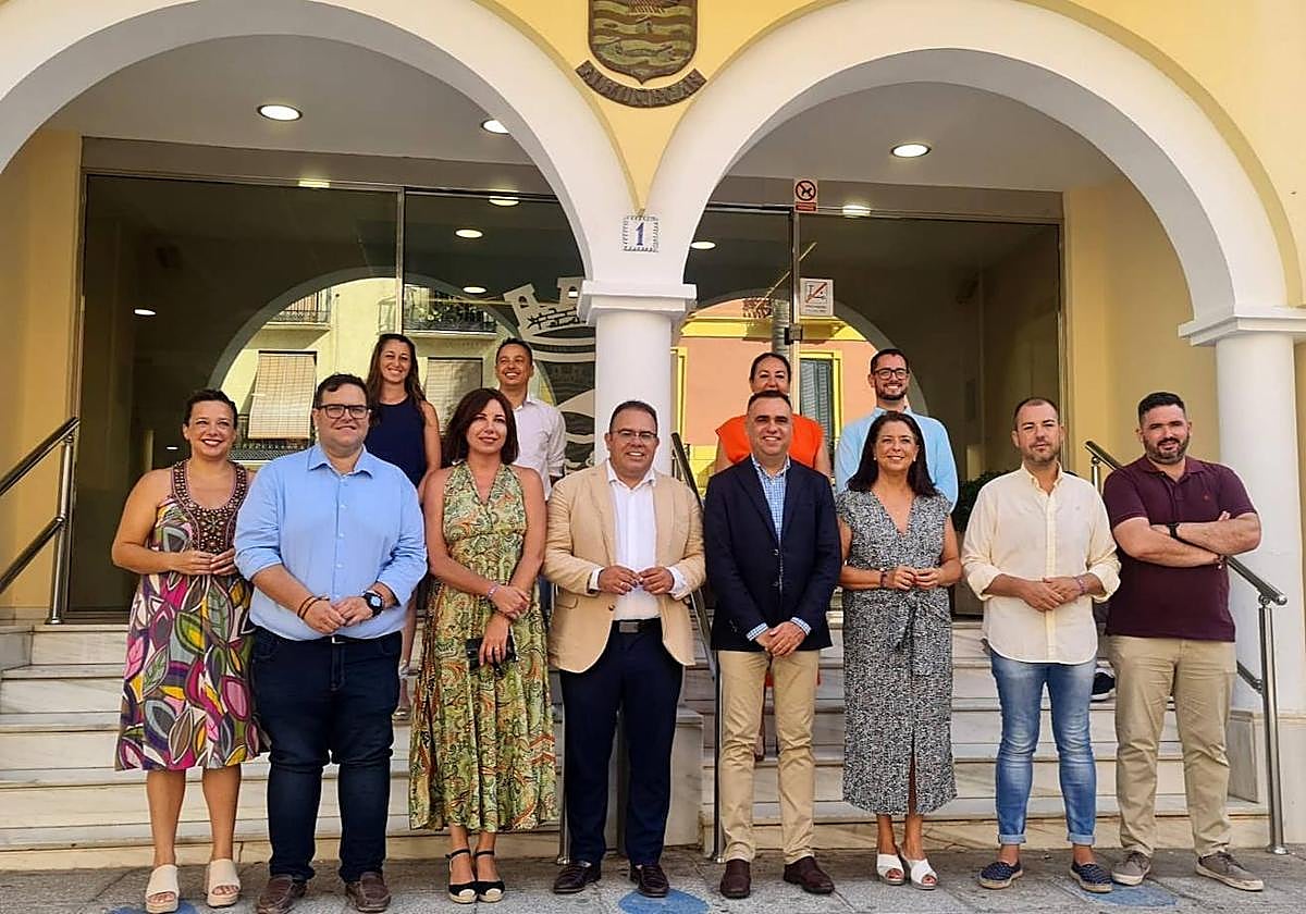 El presidente de la Diputación de Granada se reúne con el alcalde de Almuñécar y otros miembros de la Corporación municipal.