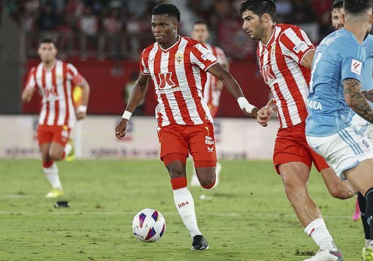 Ramazani conduce el balón junto con Melero, ambos revolucionaron la segunda parte.