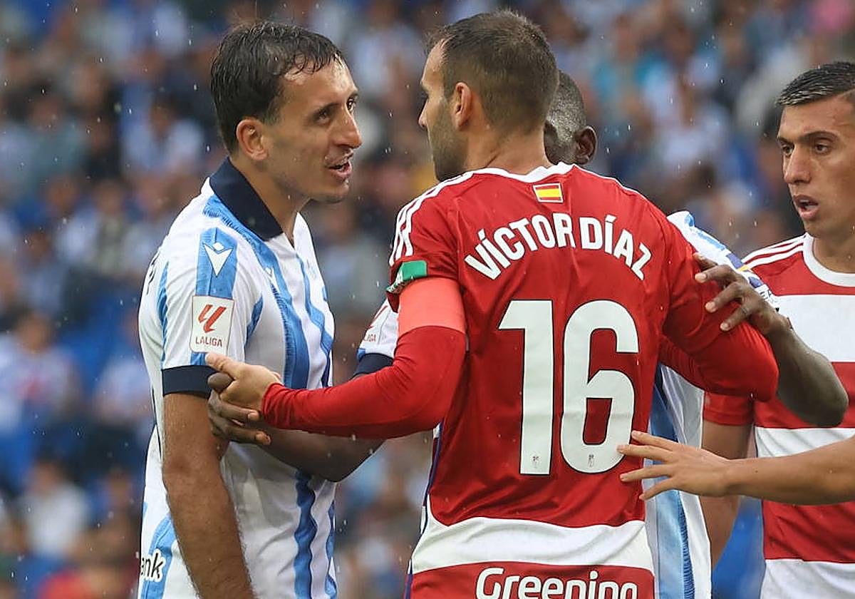 Víctor Díaz se encara con Oyarzabal.