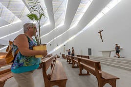 Fieles hacen la mudanza de todos los enseres del viejo salón parroquial a la nueva iglesia, que se abre este sábado.