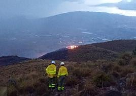 Efectivos trasladados a la zona en llamas, en el término municipal de Gádor.