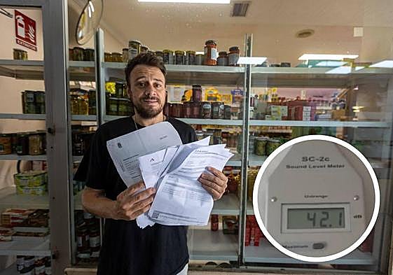 Rubén, el vecino afectado, muestra las distintas reclamaciones y escritos que han puesto en los últimos meses.