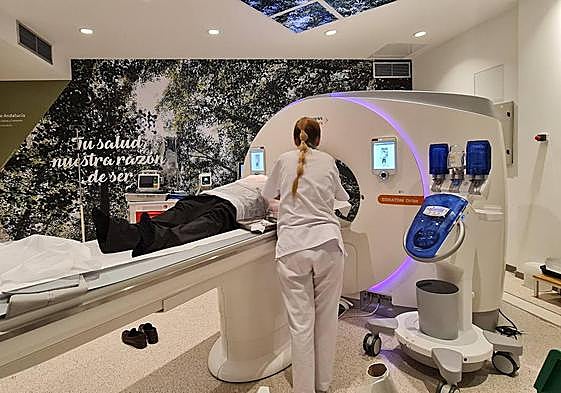 Una profesional realiza un TAC a un paciente en el Clínico.