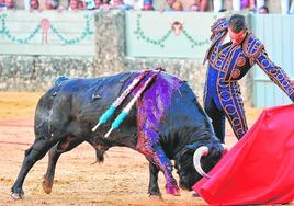 Manzanares con la mano izquierda ante el primero de su lote, segundo de la corrida.