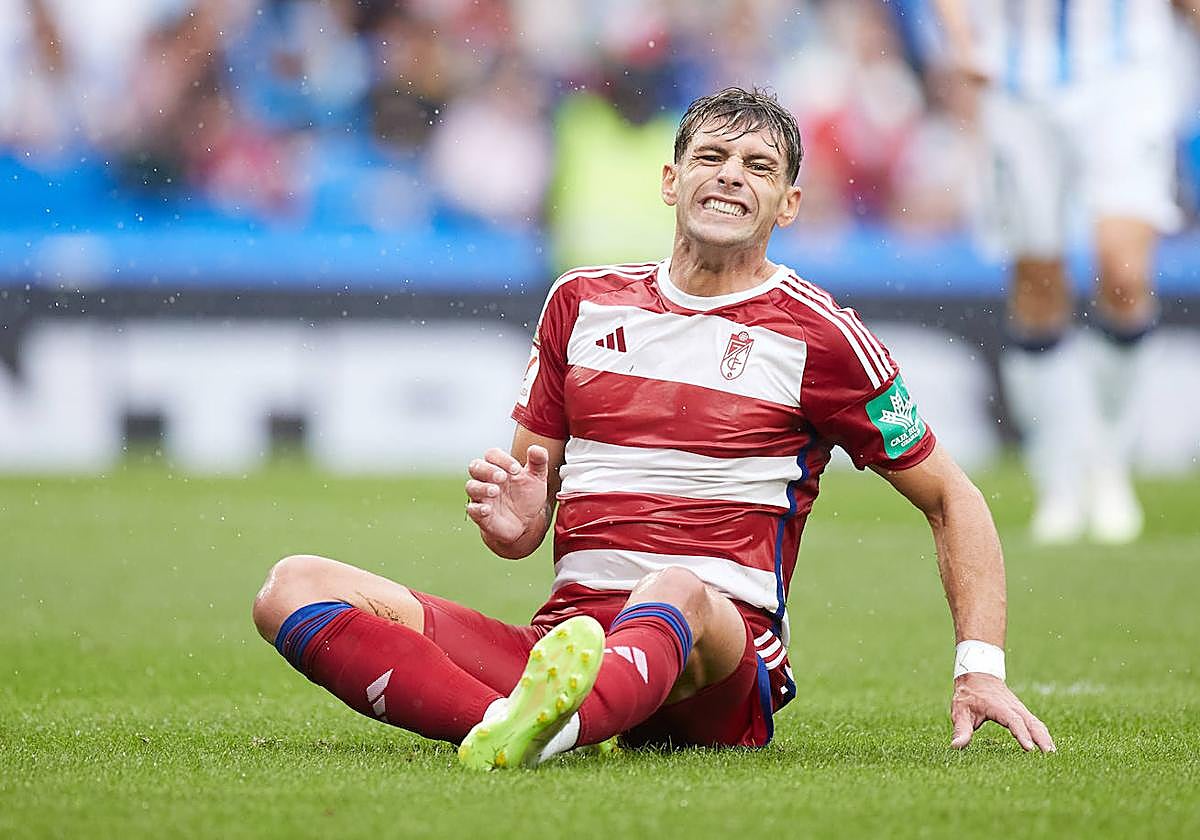 Lucas Boyé se lamenta desde el suelo tras un lance durante el partido.