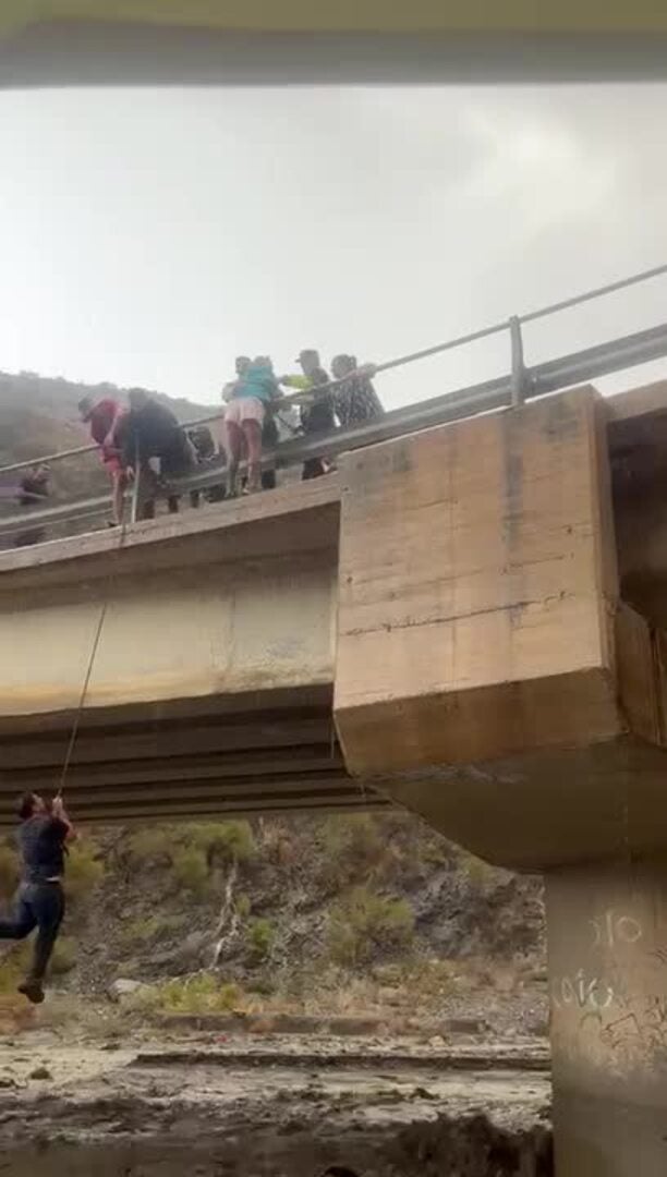 Rescatan a dos personas atrapadas en la rambla de Albuñol debido a la intensa lluvia