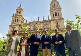 Agustín González y José Antonio Nieto junto al resto de representantes de las administraciones.