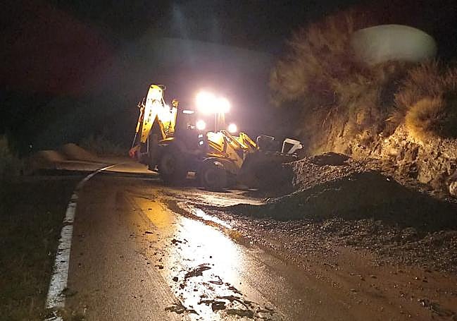 Actuación de noche para despejar una de las carreteras afectadas por las lluvias en Granada