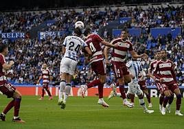 Le Normand despeja en una incorporación en la que se ven a tres de los defensas del Granada: Ignasi Miquel, Miguel Rubio y Víctor Díaz.