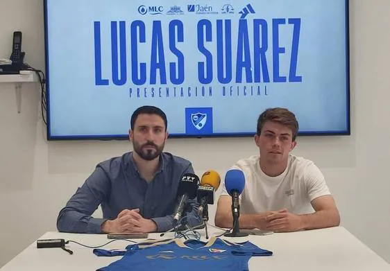 Miguel de Hita con el nuevo centrocampista de los mineros, Lucas Suárez.