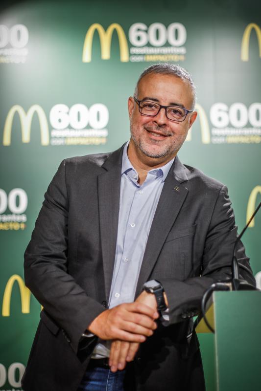 Las autoridades locales, el presidente de McDonald's España y el empresario franquiciado Ignacio López posan con la plantilla del restaurante en la inauguración.