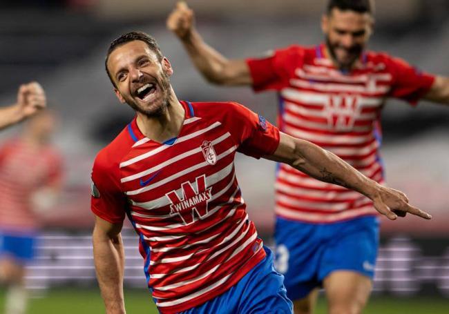 Soldado celebra uno de sus goles al Molde.