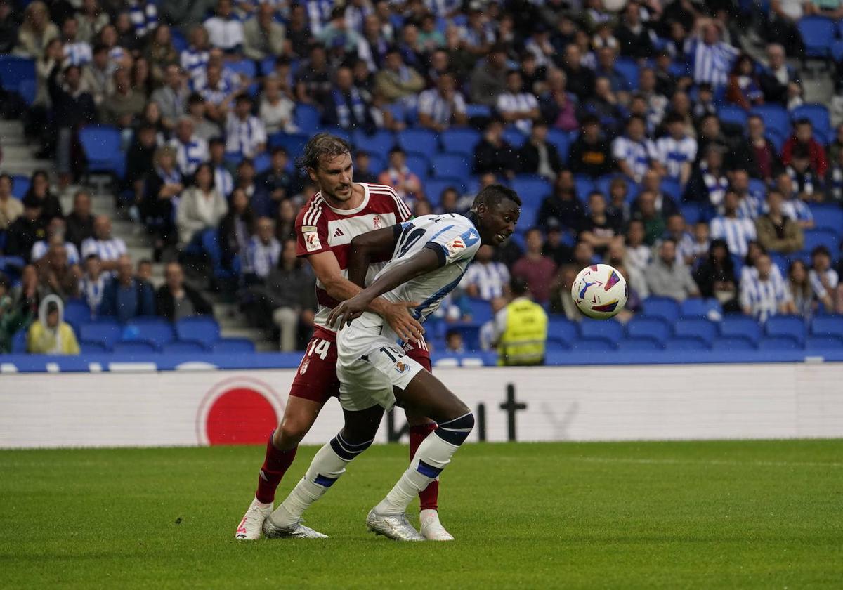 Ignasi Miquel intenta forcejar con Sadiq en el tramo final del partido en el Real Arena.