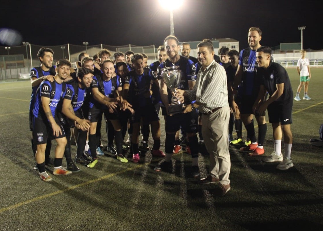 Francisco Reyes entrega la copa al capitán del Inter de Jaén.
