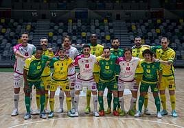 La plantilla de jugadores con las nuevas equipaciones. ideal