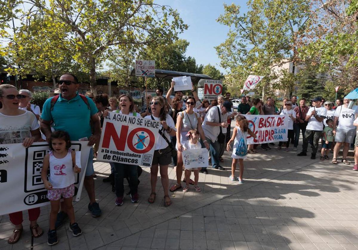 Manifestación contra la embotelladora de Villamena.