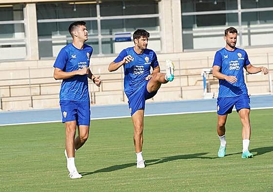 Melero levanta la pierna entre César Montes y Leo Baptistao.