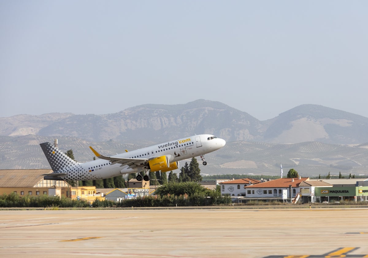 Un avión operado por Vueling despega del aeropuerto Federico García Lorca en agosto.