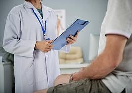 Un profesional sanitario atiende a un paciente.