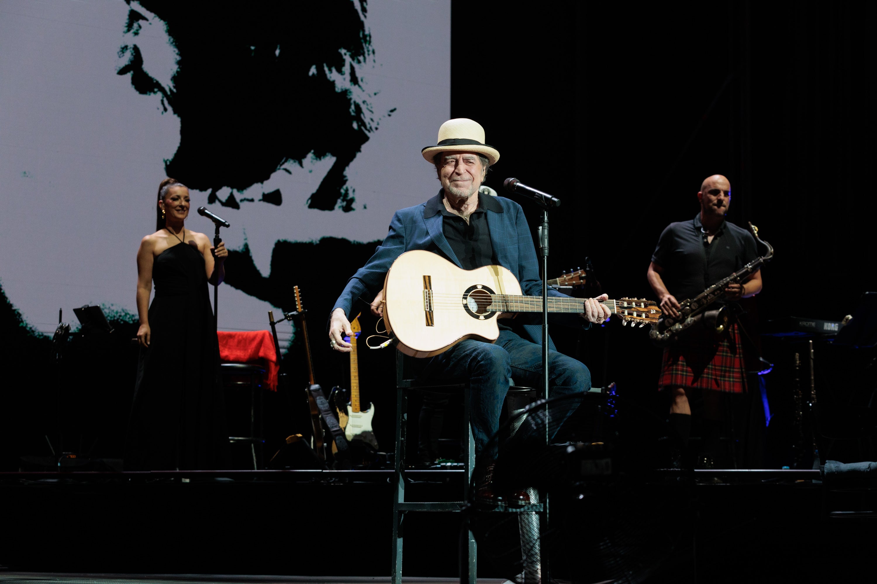 Joaquín Sabina sonríe tras interpretar una de sus canciones de la gira 'Contra todo pronóstico' en su cita de anoche en Granada.