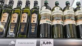 Litros de aceite de oliva expuestos en un supermercado.