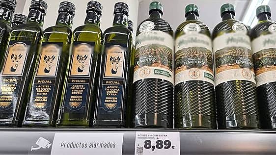 Litros de aceite de oliva expuestos en un supermercado.