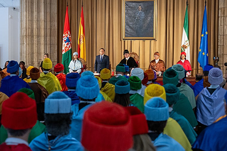 Los doctores, en pie durante el acto de inauguración presidido por el consejero y el rector.