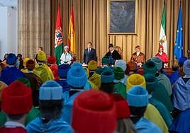 Los doctores, en pie durante el acto de inauguración presidido por el consejero y el rector.