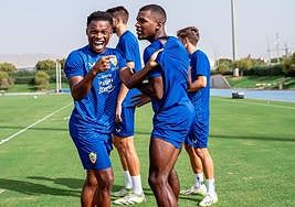 Largie Ramazani sonríe a la cámara agarrando de la camiseta a Sergio Akieme en un entrenamiento en el Anexo.