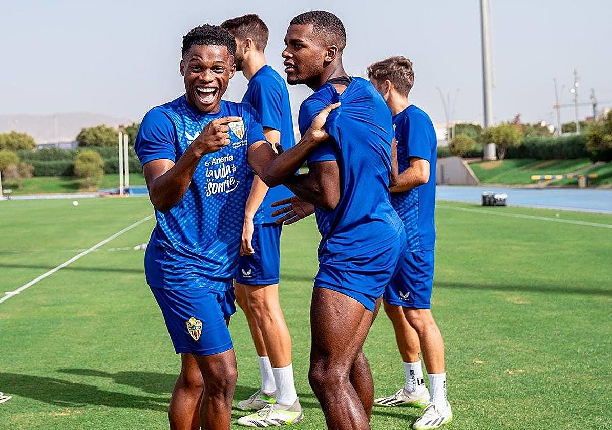 Largie Ramazani sonríe a la cámara agarrando de la camiseta a Sergio Akieme en un entrenamiento en el Anexo.