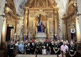 La primera plantilla realizó la tradicional ofrenda floral a Nuestro Padre Jesús Nazareno 'El Abuelo' en el Santuario Camarín de Jesús.