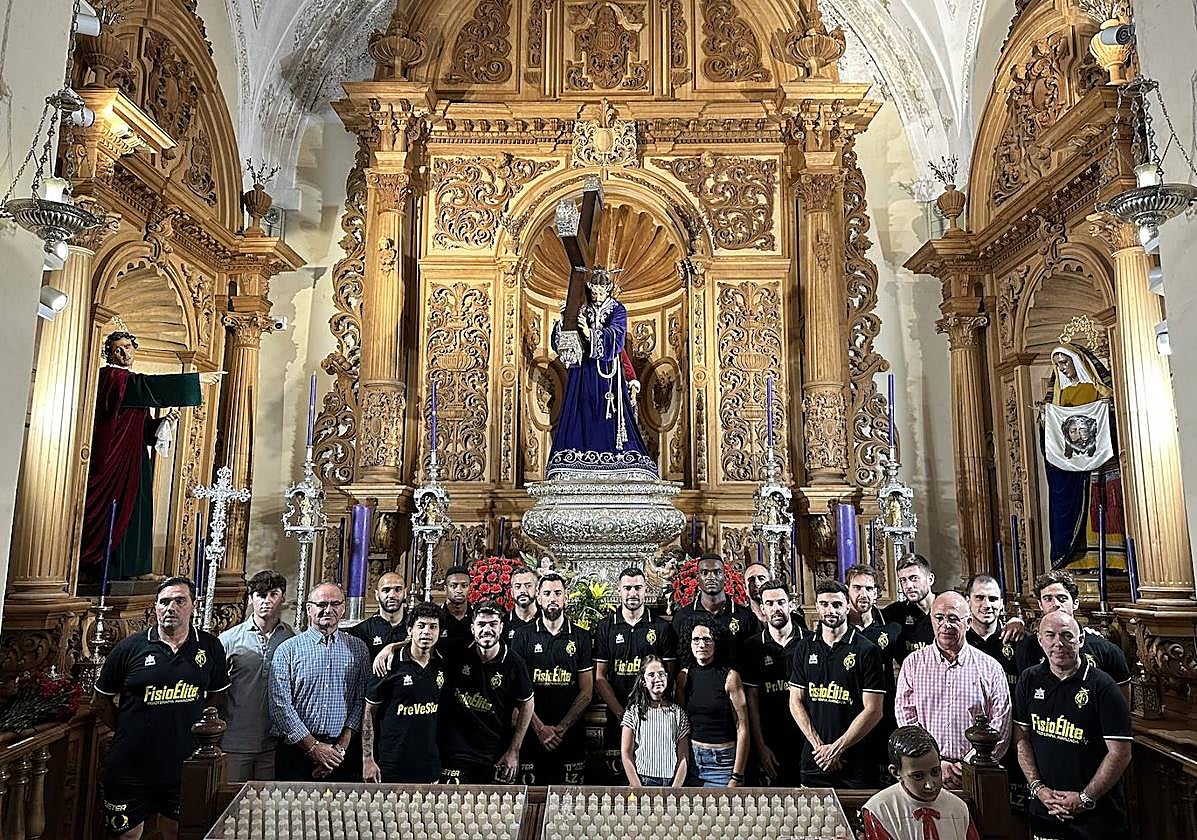 La primera plantilla realizó la tradicional ofrenda floral a Nuestro Padre Jesús Nazareno 'El Abuelo' en el Santuario Camarín de Jesús.