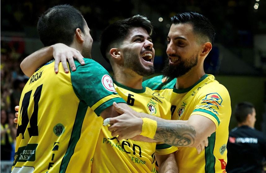 Dani Zurdo, abrazado por sus compañeros.