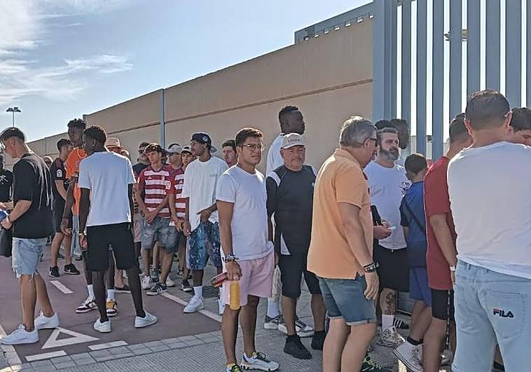 Abonados del Granada hacen cola en el acceso a la Ciudad Deportiva.