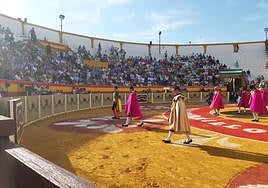Paseíllo al inicio de la corrida, con la plaza a dos tercios de su aforo.