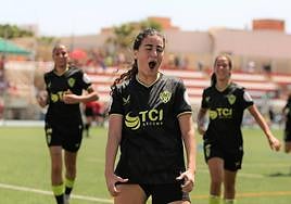 Ángela Moreno celebra un gol que vale tres puntos para el Almería Femenino.