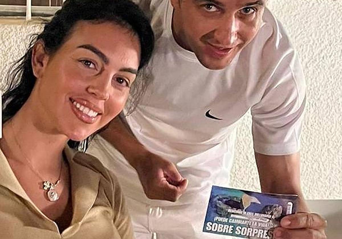 Georgina Rodríguez se deja ver en un restaurante de Almería.