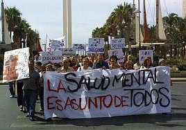 Imagen de archivo de una protesta en Almería donde reivindican más medios para el área de salud mental.
