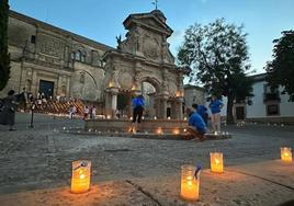 Voluntarios dan los últimos retoques a la Plaza de Santa María.