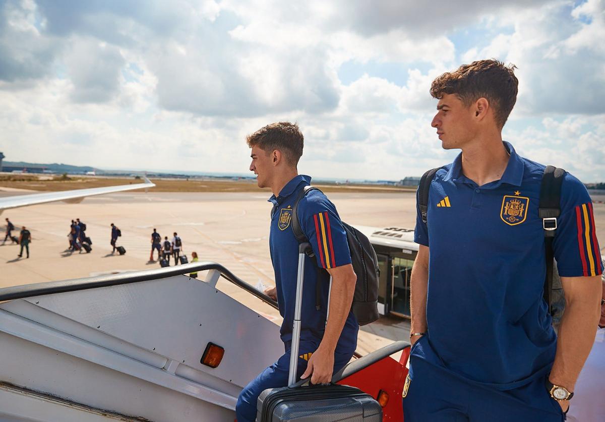 Gavi y Kepa suben al avión que los llevará a Granada.