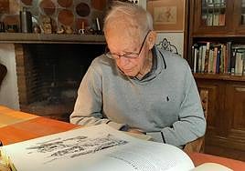 Luis Berges Roldán, frente a una de sus obras ilustradas, en su vivienda de Jaén.