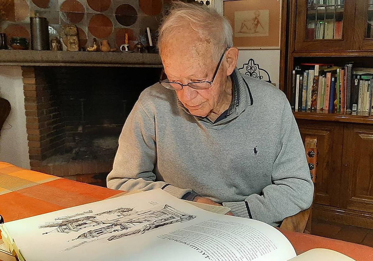 Luis Berges Roldán, frente a una de sus obras ilustradas, en su vivienda de Jaén.