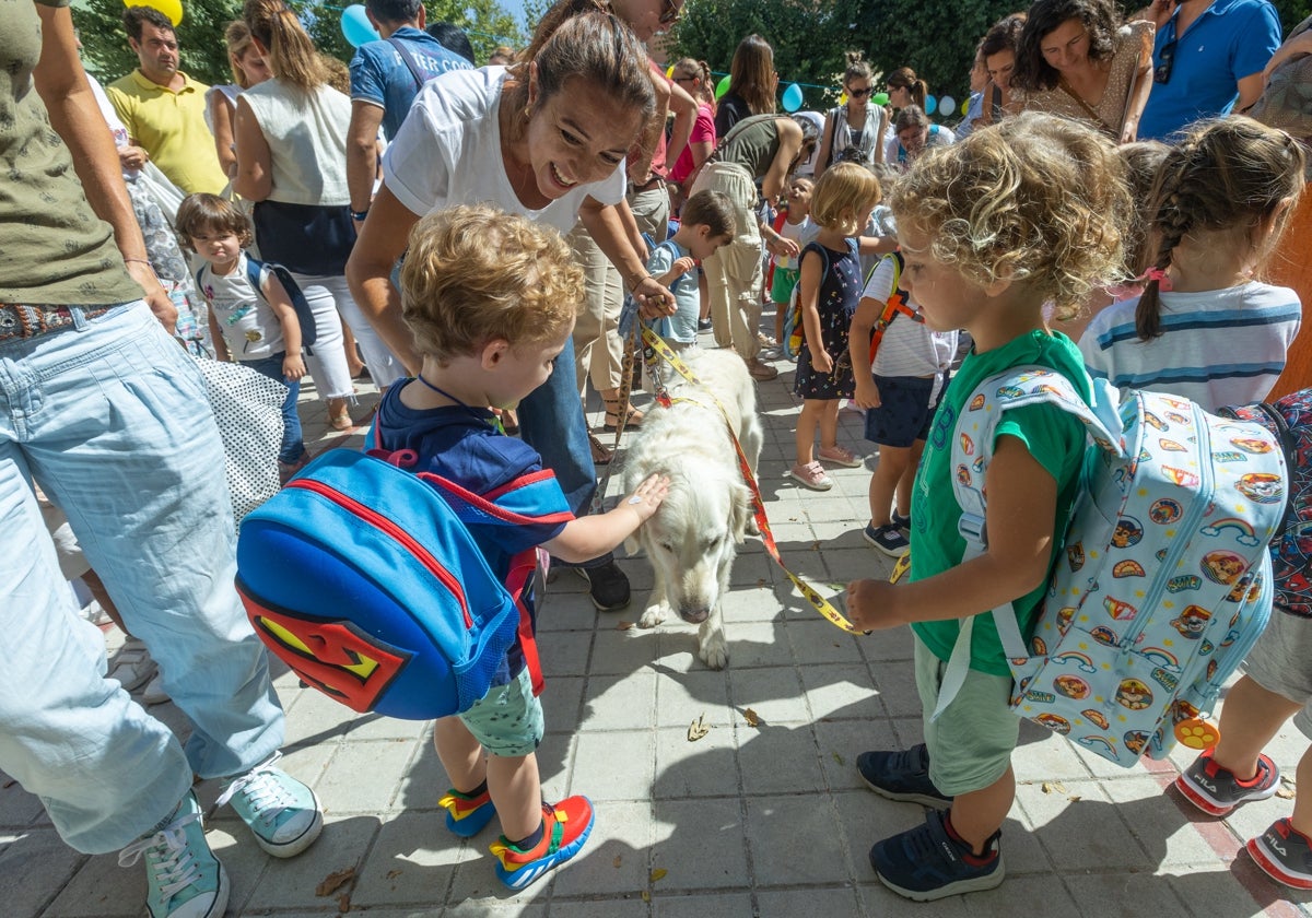 Irene, Gala, y dos de los peques en su primer día de cole.