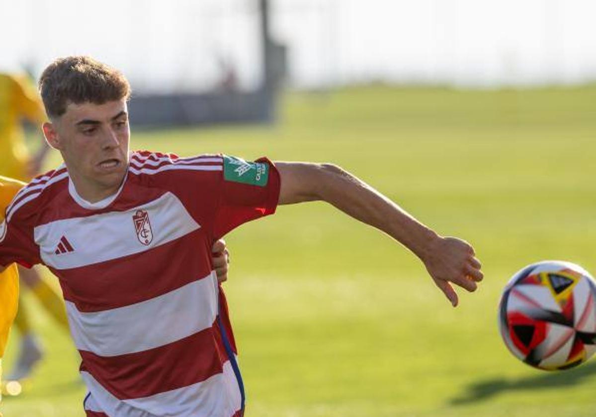 Pablo Sáenz controla un balón contra el Algeciras.