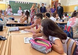 El presidente de la Junta, en su recorrido por el colegio Cándido Nogales.